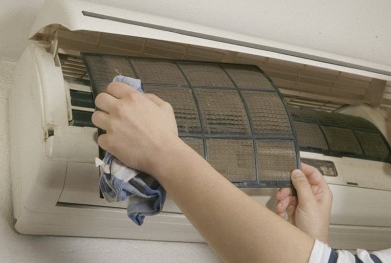 Kỹ thuật viên bảo dưỡng điều hòa tại nhà